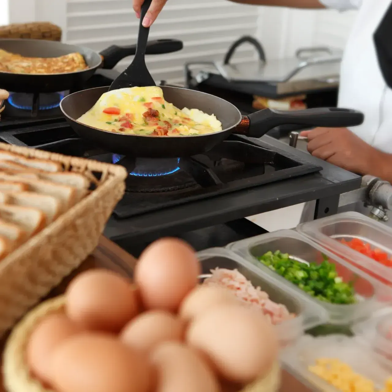 Uma pessoa está mexendo comida em uma frigideira no fogão