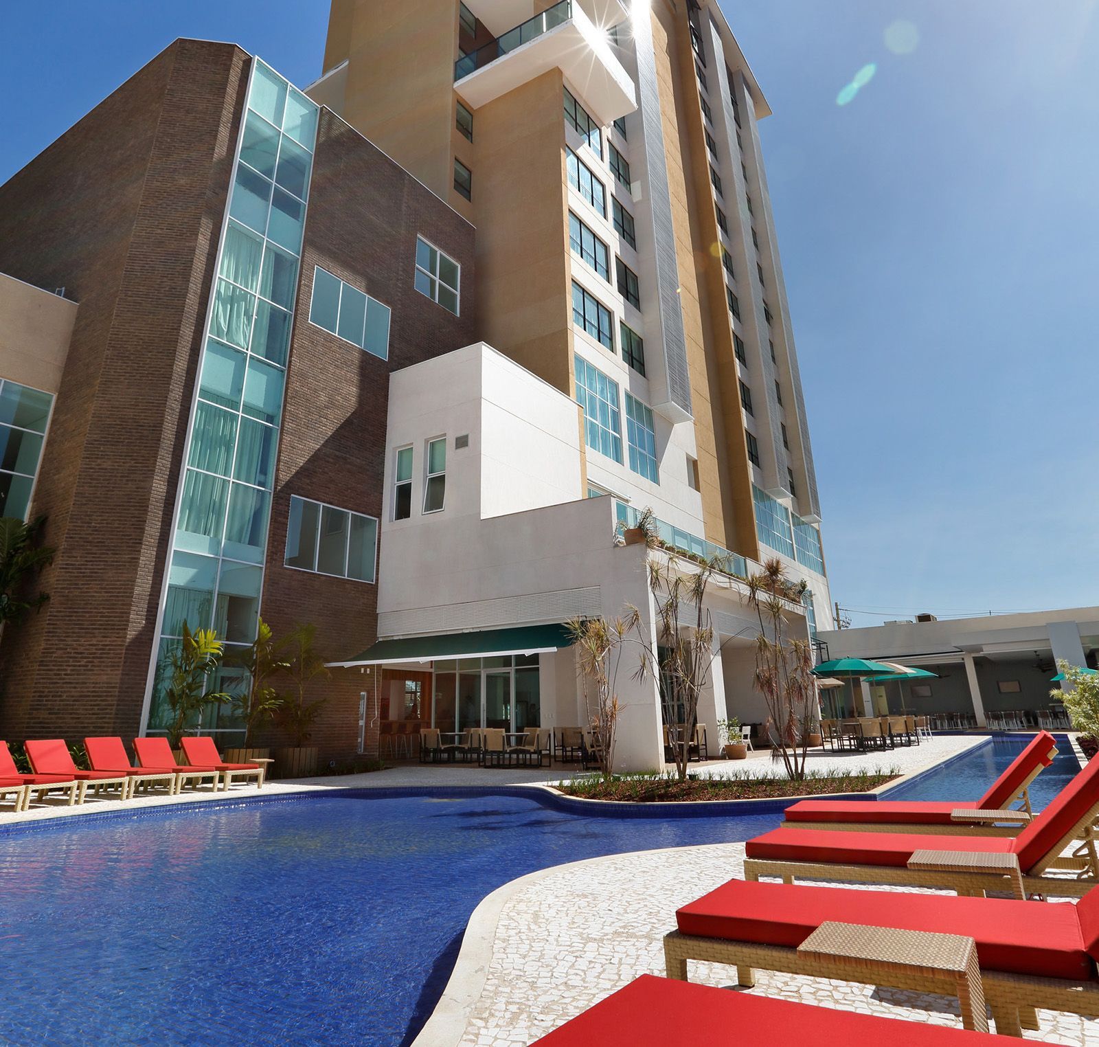 Um grande edifício com uma piscina na frente