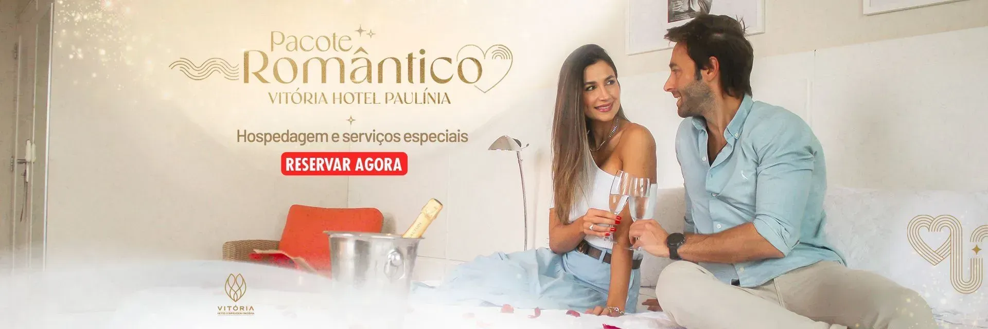 Um homem e uma mulher estão sentados na cama bebendo champanhe.