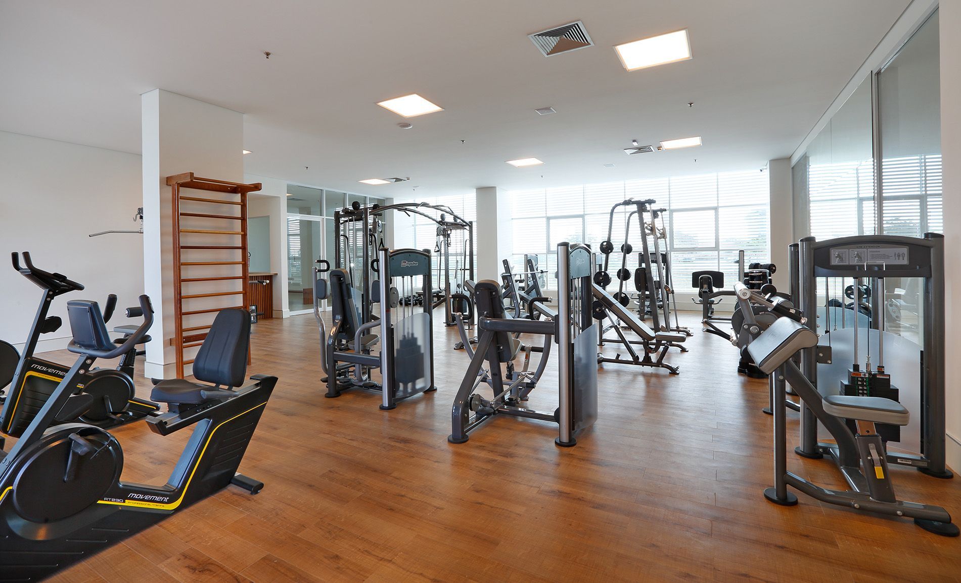 Uma grande academia cheia de equipamentos de exercícios.