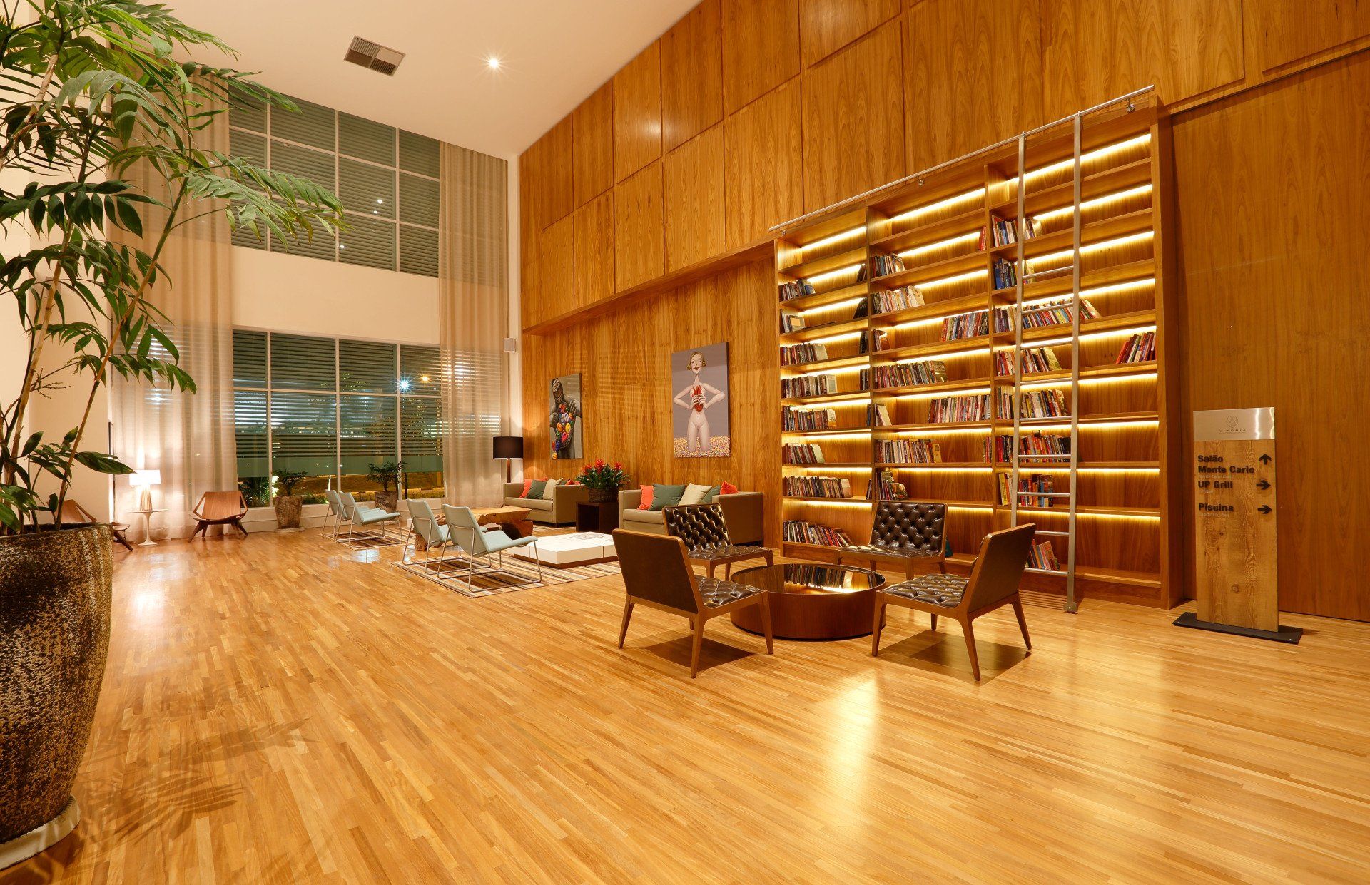 Uma sala grande com muitos móveis e uma estante de livros.