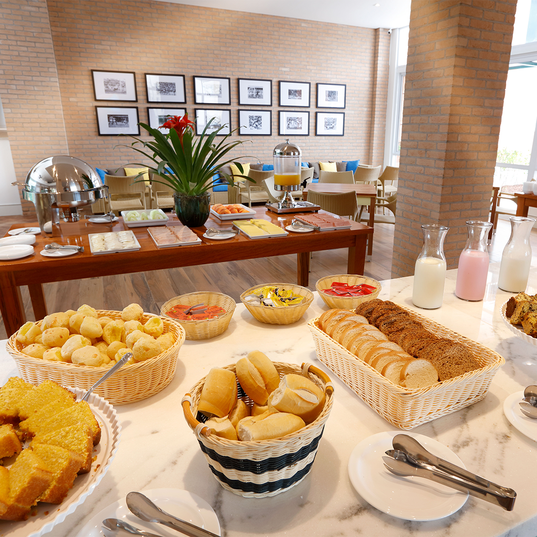 Uma mesa de bufê com uma variedade de comidas