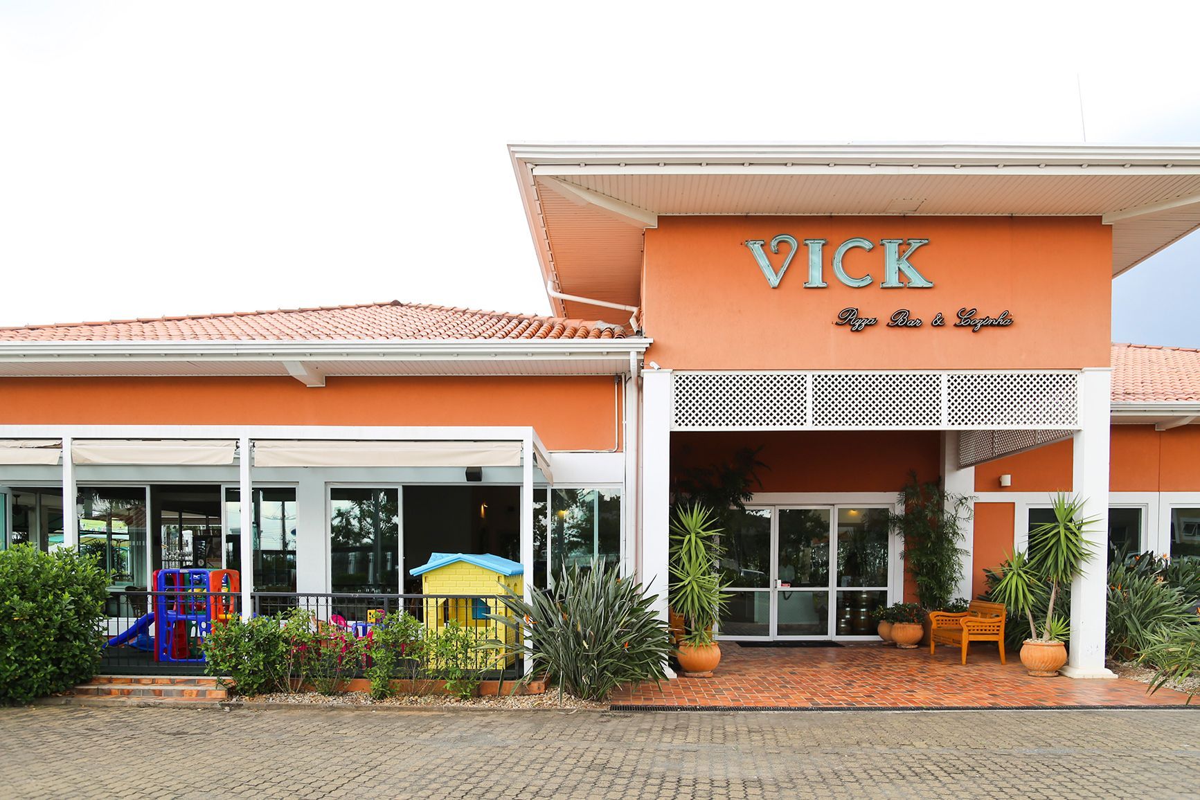 Um grande edifício laranja com a palavra vick nele