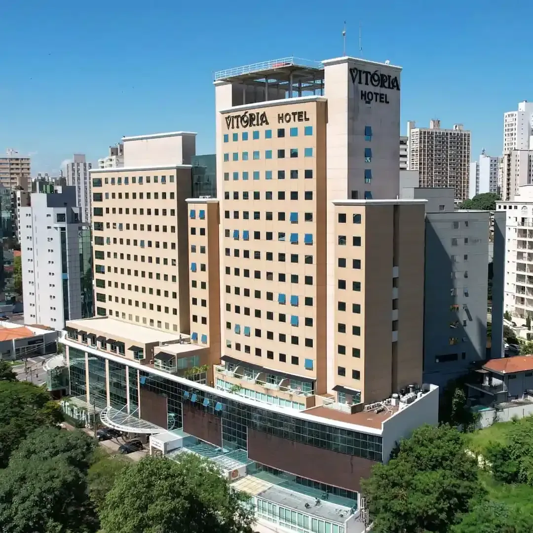 Um alto edifício de hotel, o 