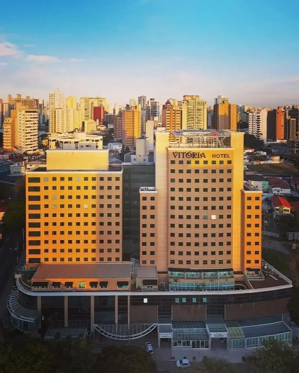 Hotel arranha-céus, placa com o nome 