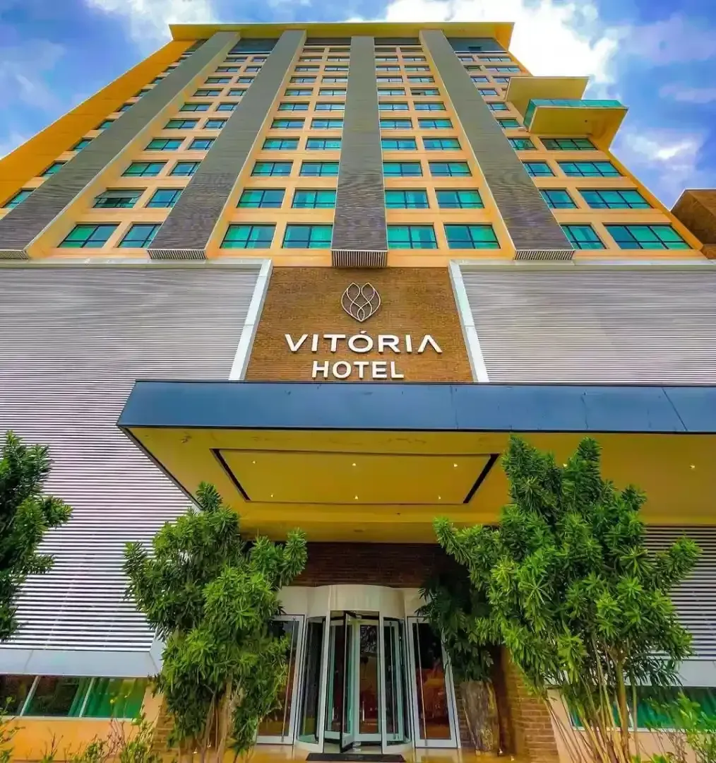 Prédio alto e moderno, com a placa 