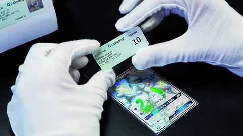 Una persona che indossa guanti bianchi tiene in mano una carta con il numero 10.