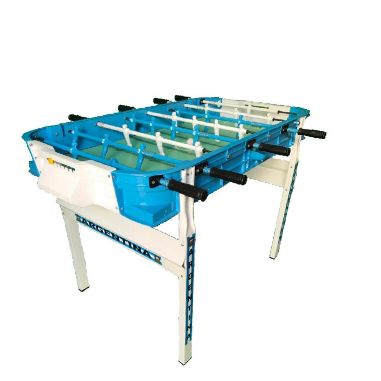 Una mesa de futbolín azul y blanca con barras de juego blancas y campo verde, mostrada desde un ángulo lateral elevado.