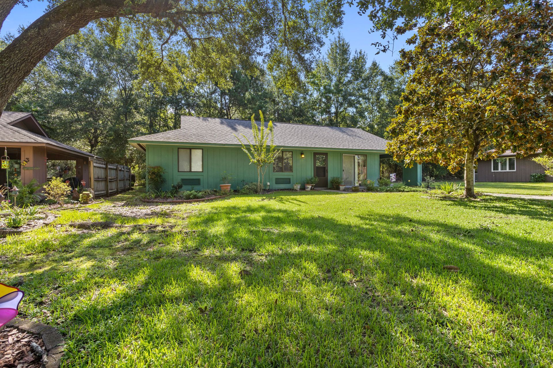 A dining room with a round table and chairs.