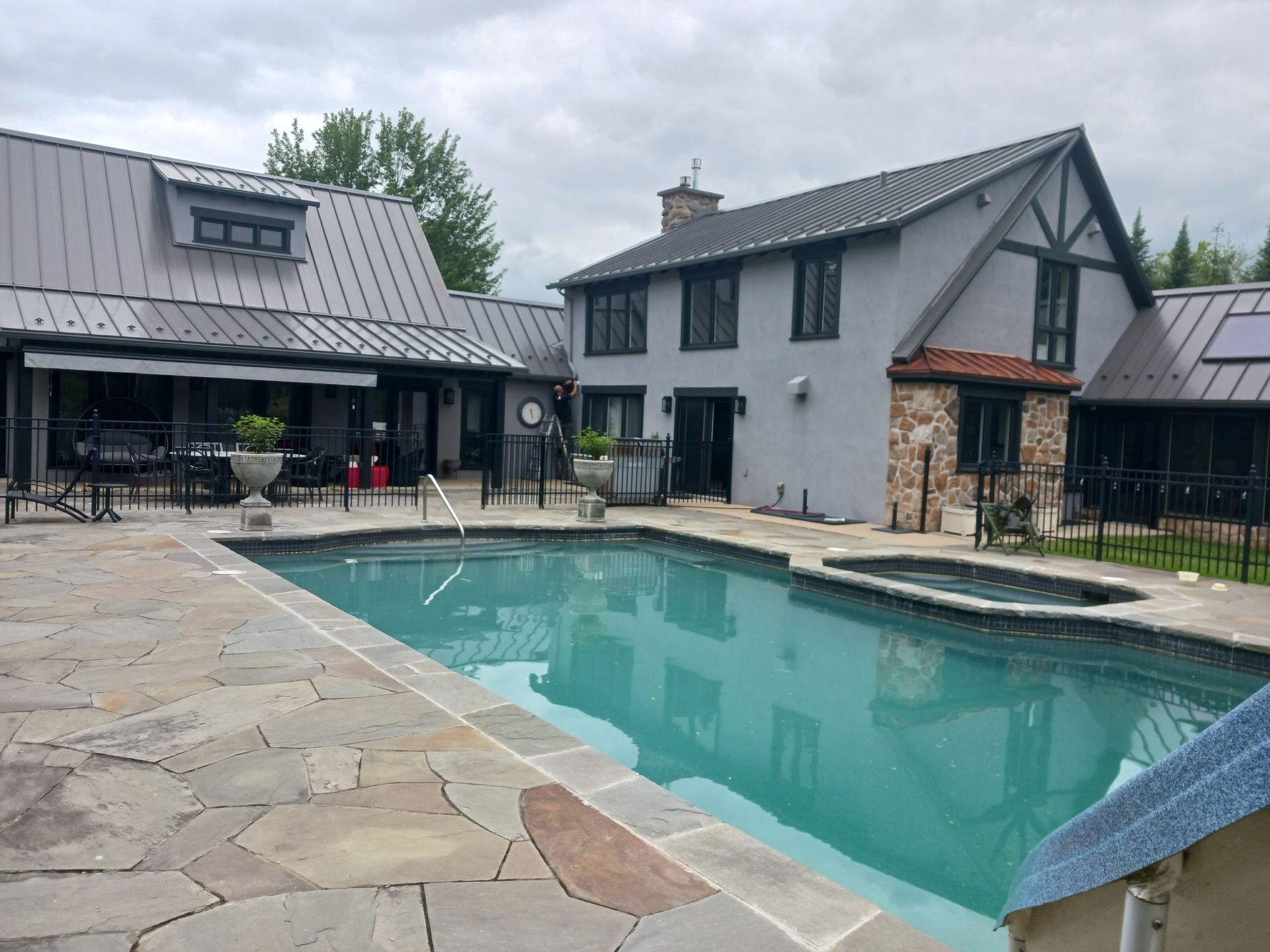 Une grande maison avec une piscine devant