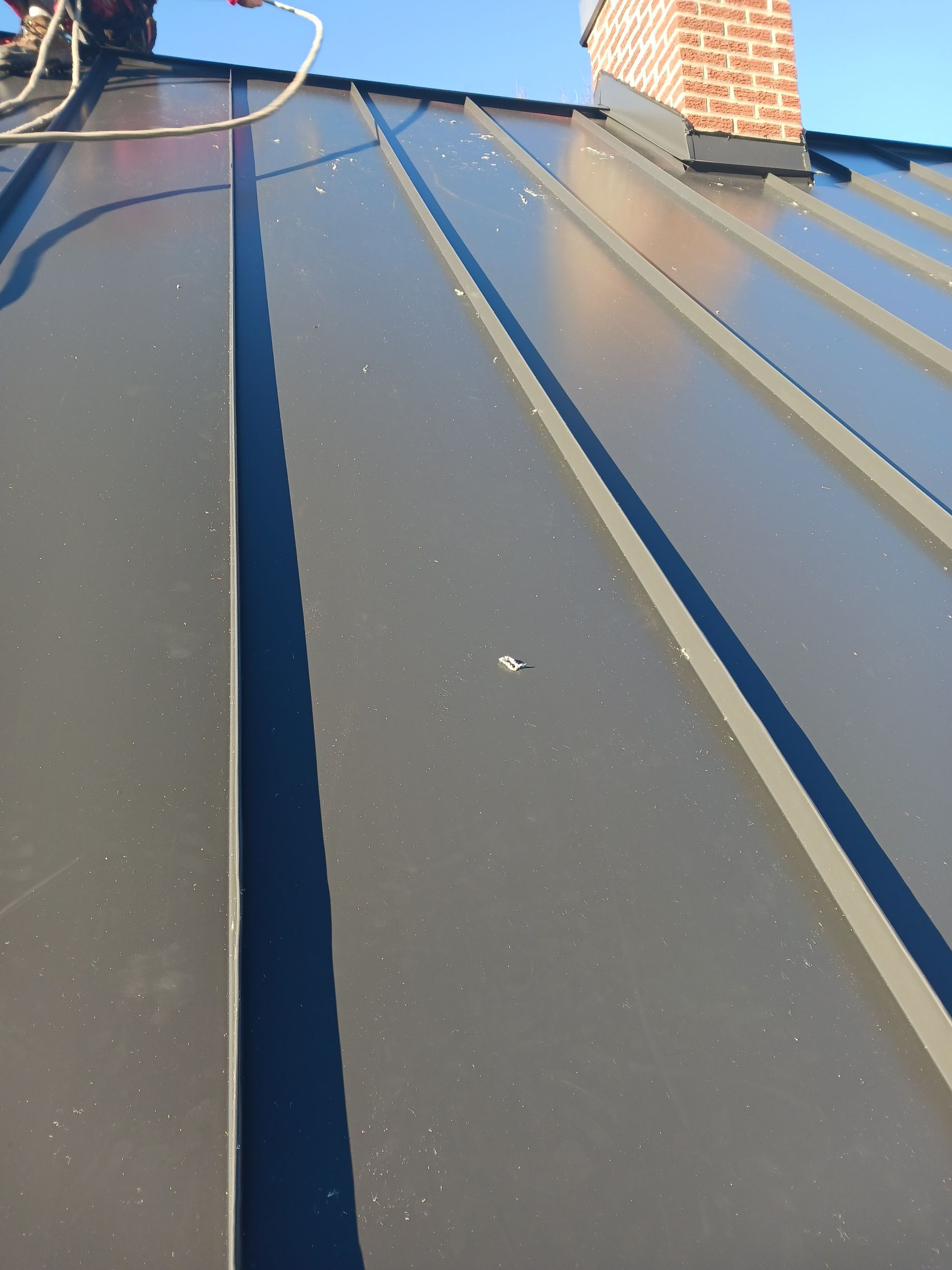 Un toit avec une cheminée au-dessus