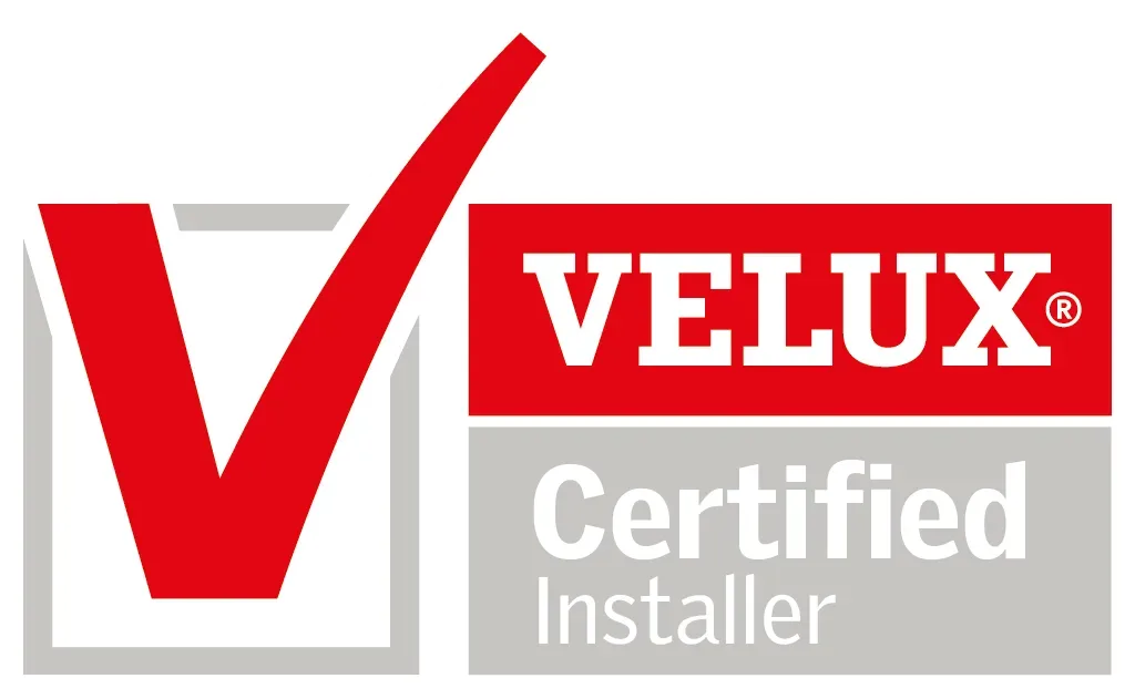 Un logo d'installateur certifié velux avec une coche rouge