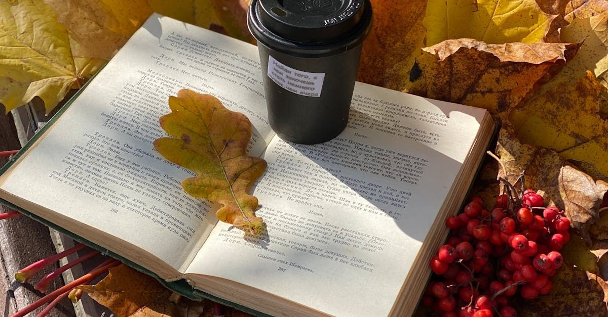 Une tasse de café est posée sur un livre ouvert.