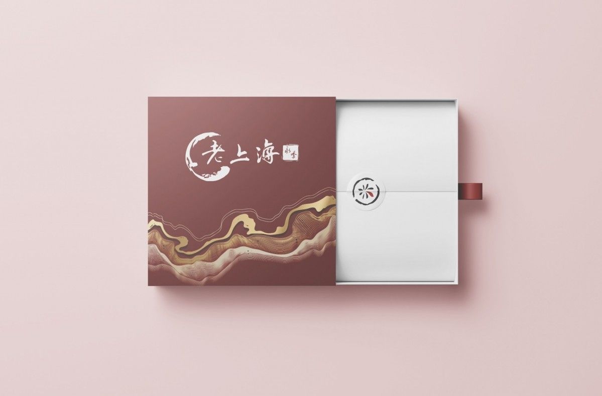 A red box with chinese writing on it is open on a pink background.