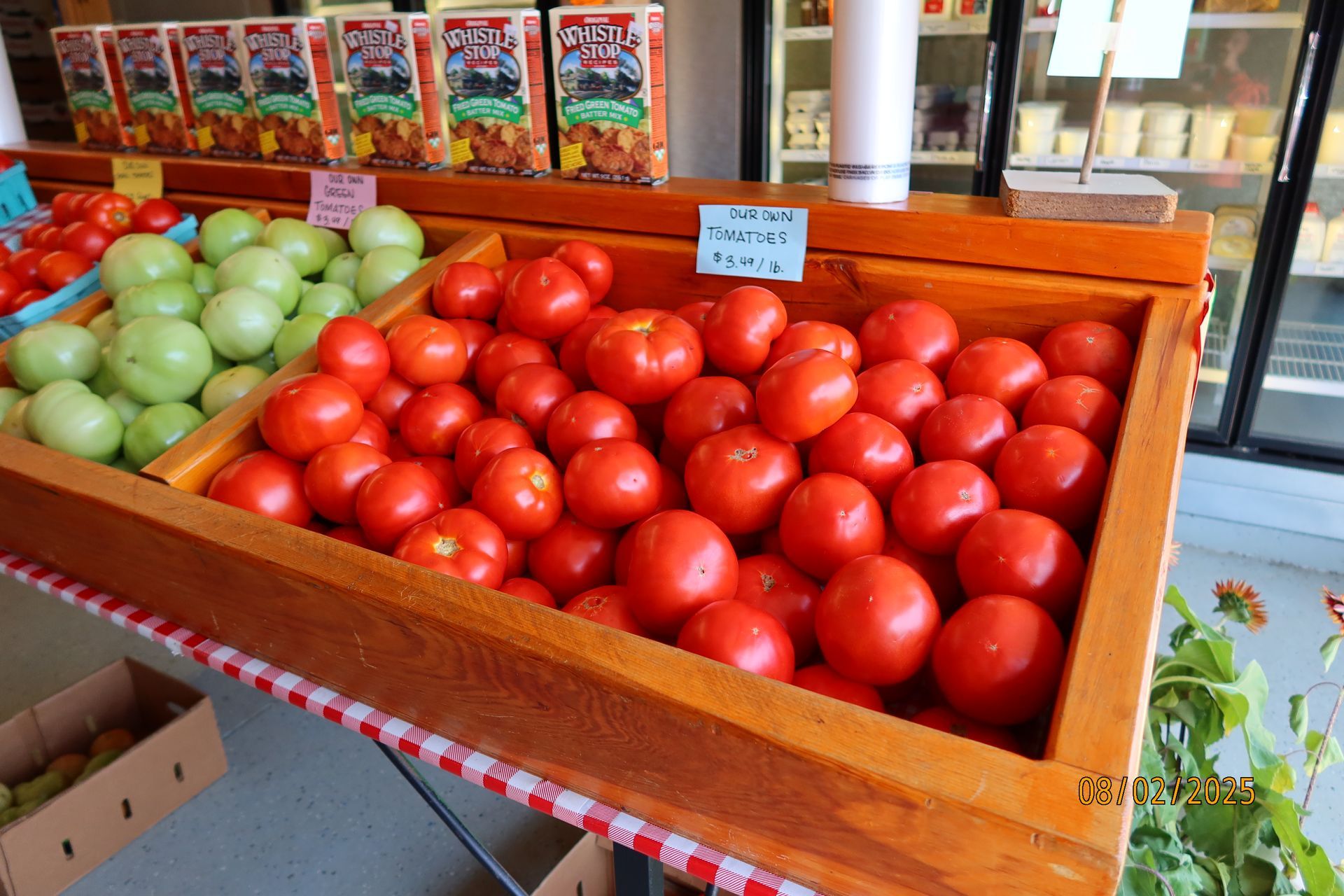 A close up of a corn on the cob with green leaves.