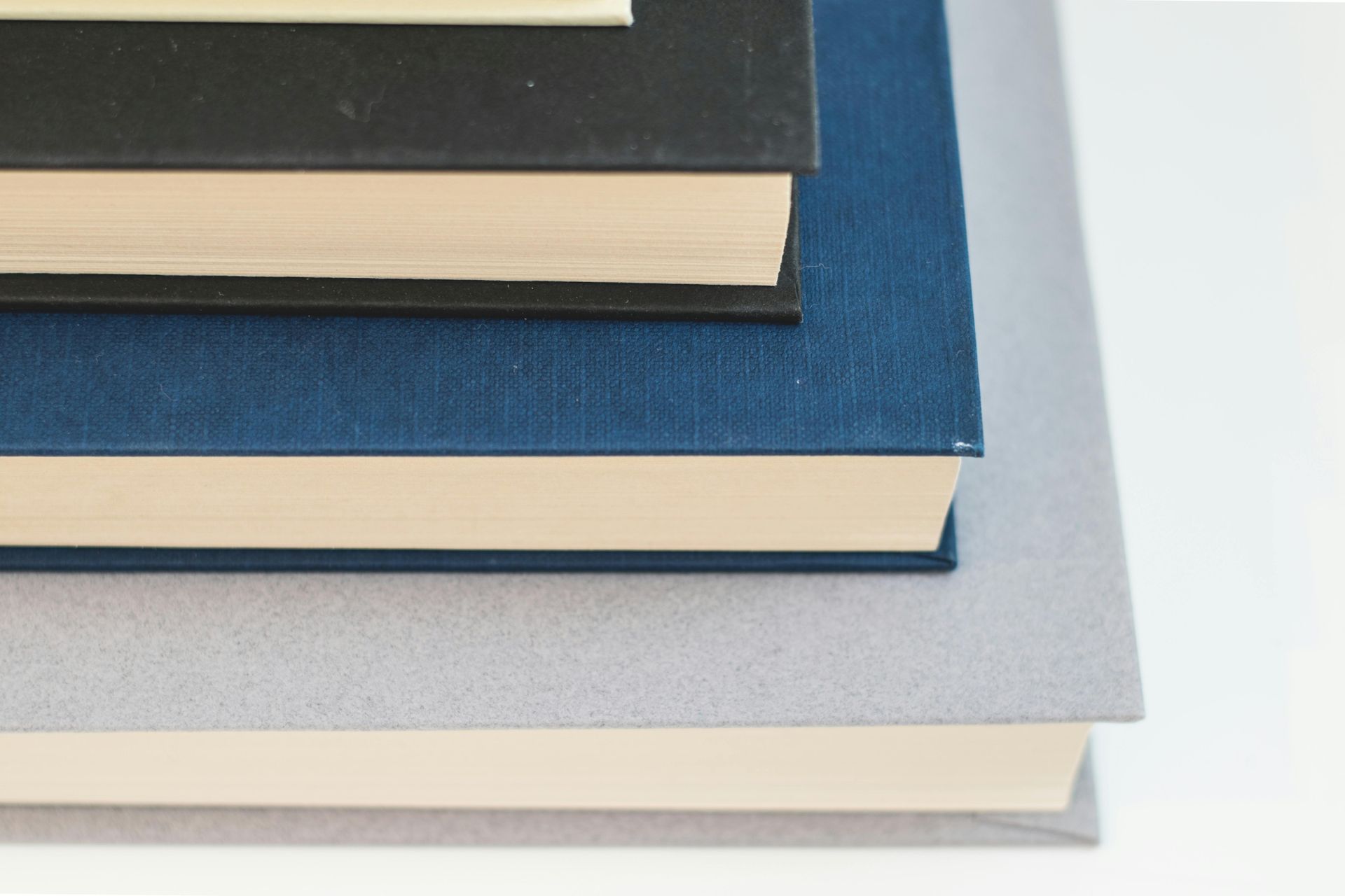 Libri impilati con copertine neutre