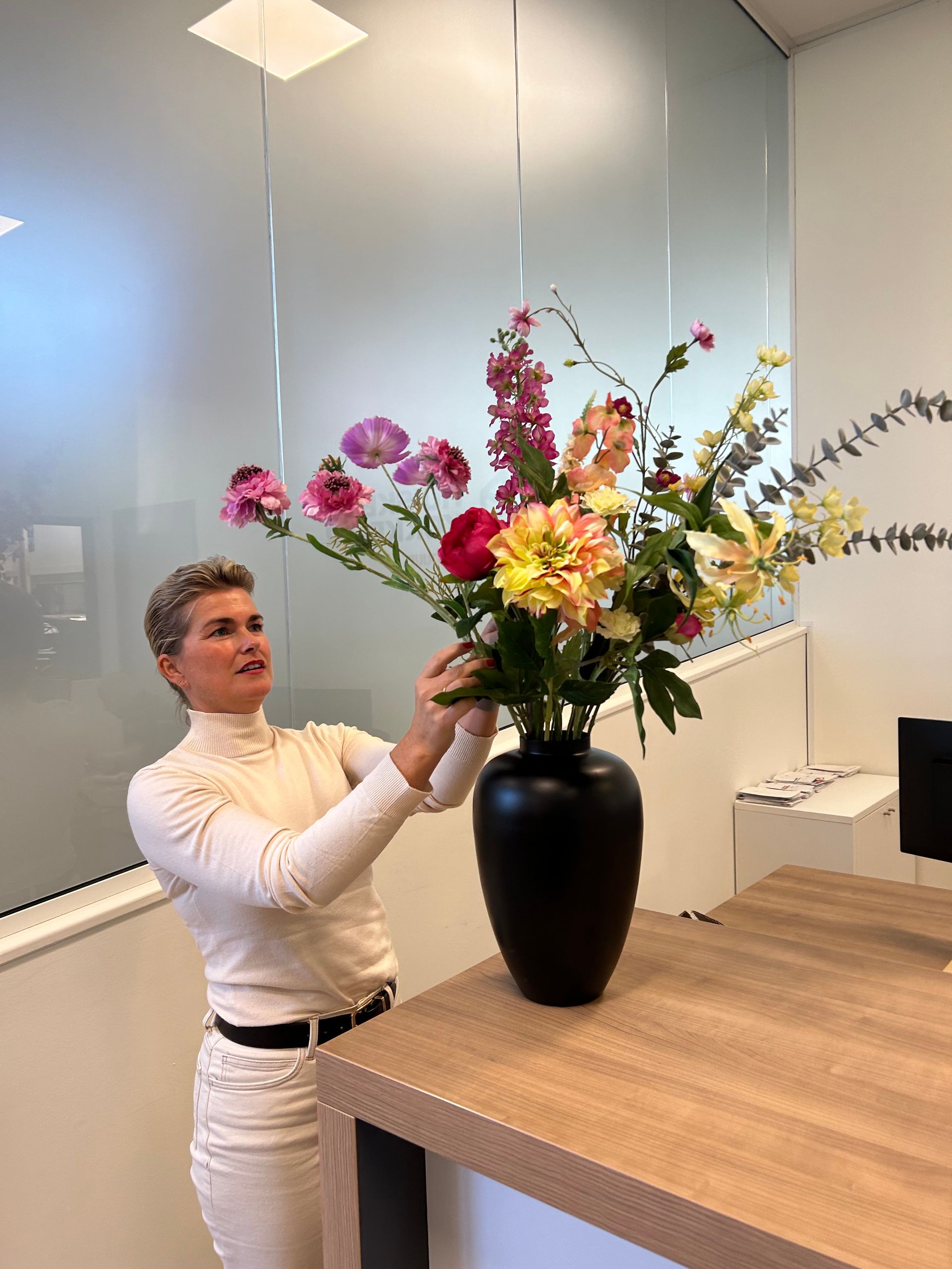 Grote pot met grote zijden plant bij autobedrijf, huiskes kokkeler in Doetinchem.