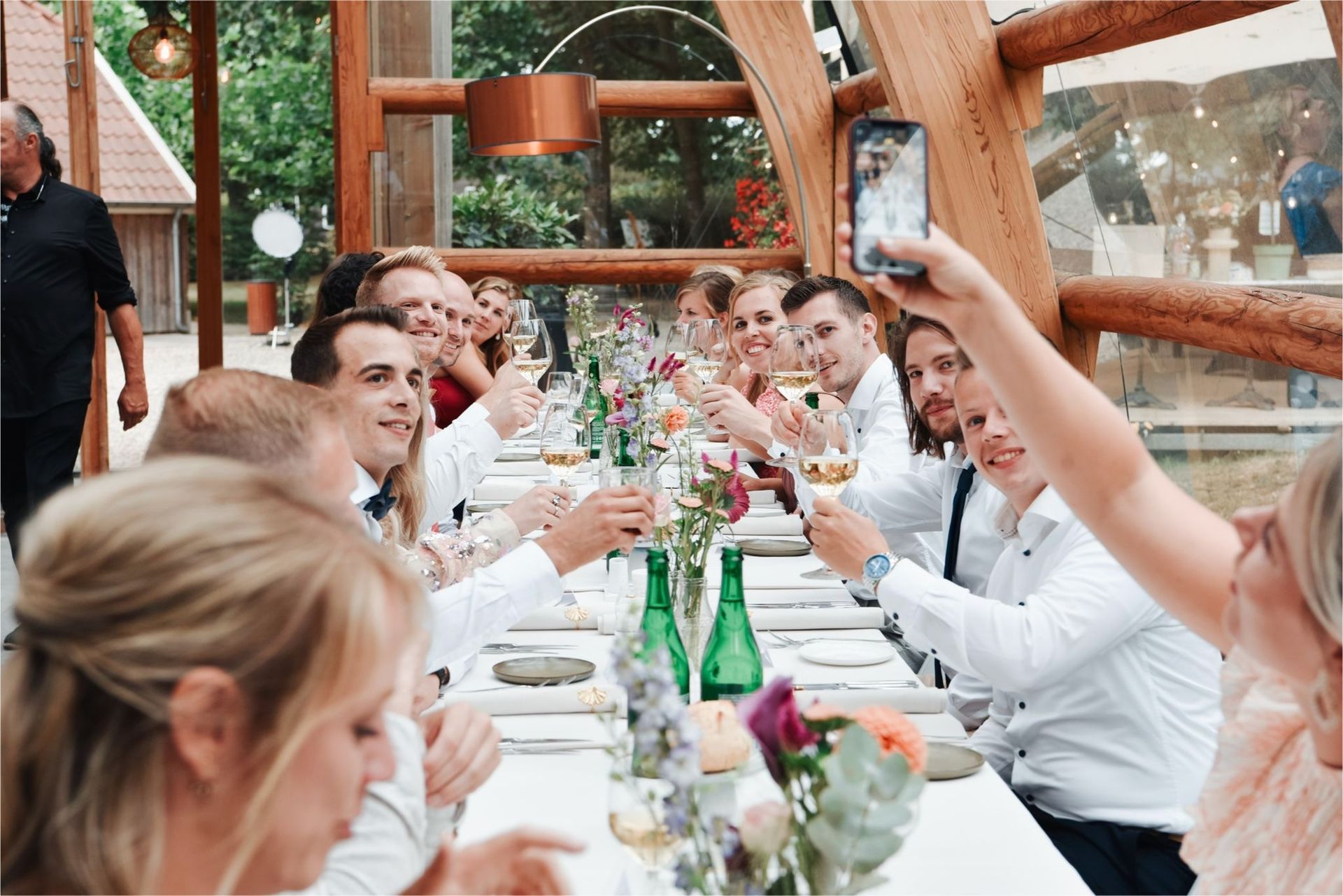 Tafelbekleding van bloemen op bruiloft 