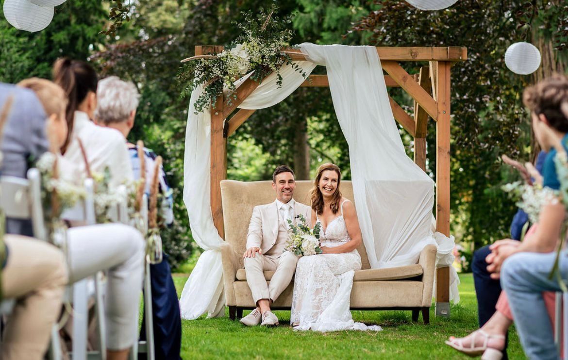 Prachtige bruiloft verzorgd met bloemen 