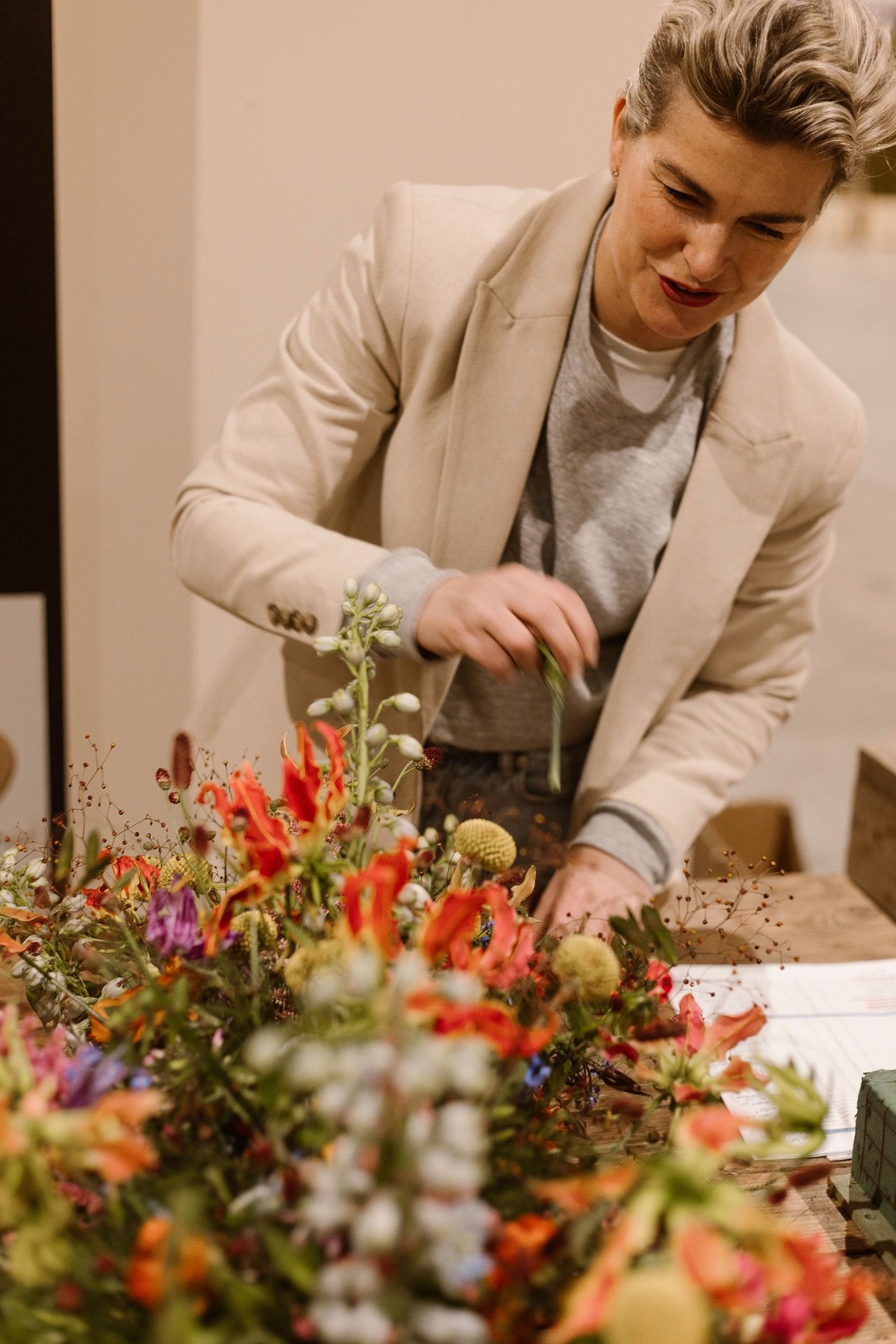 Marlou aan het werk bij het bloemschikken. 