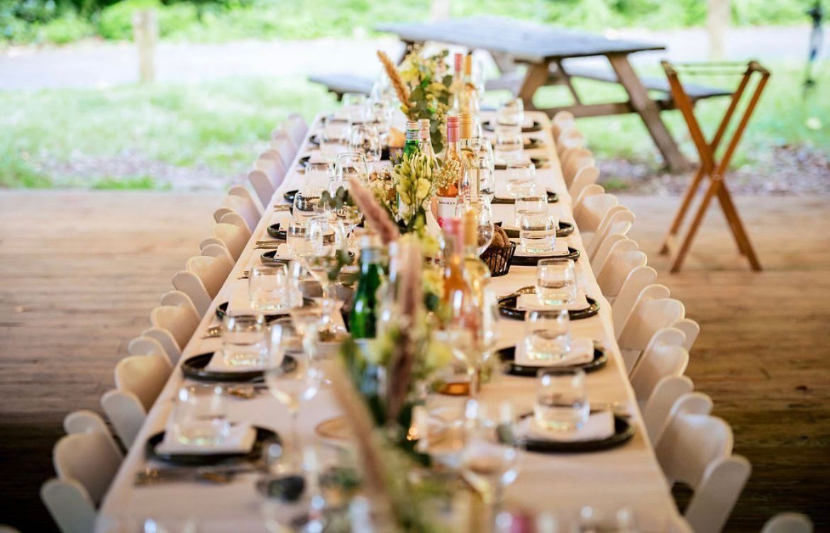 Tafelbekleding van bloemen op bruiloft 