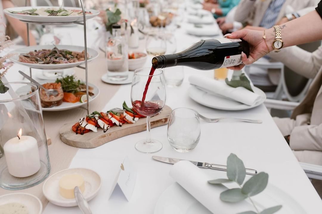 Tafelbekleding van bloemen op bruiloft 