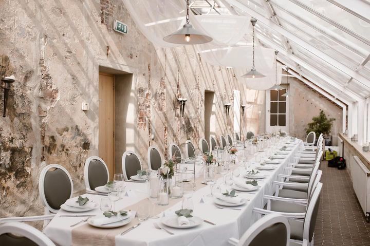 Tafelbekleding van bloemen op bruiloft 