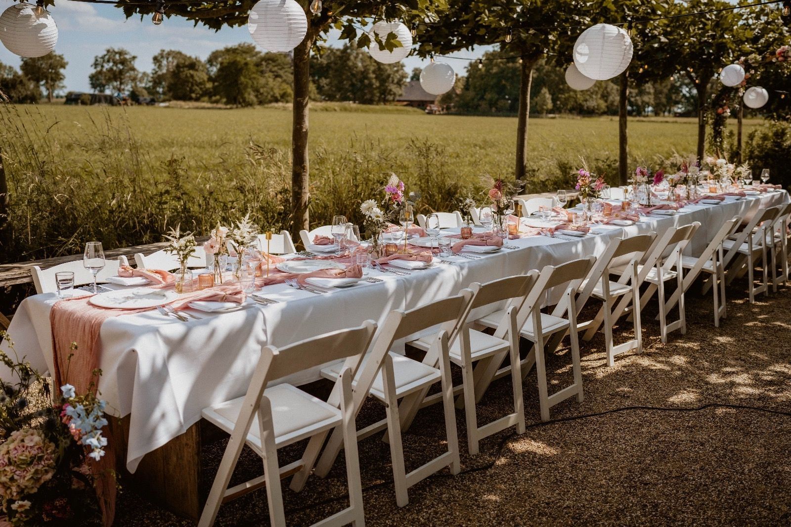 Tafelbekleding van bloemen op bruiloft 