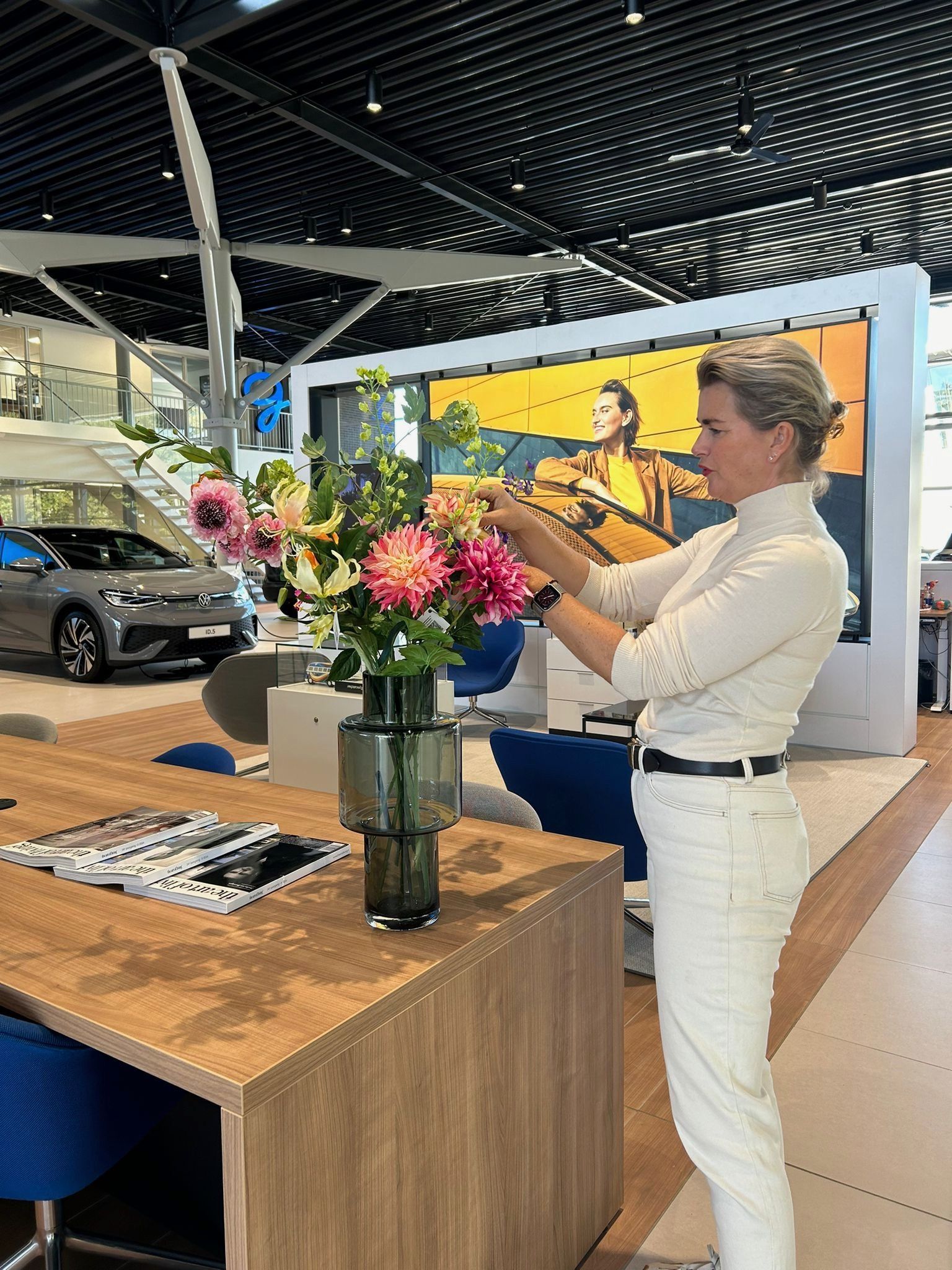 Zijden bloemen vaas bij autobedrijf, huiskes kokkeler in Doetinchem