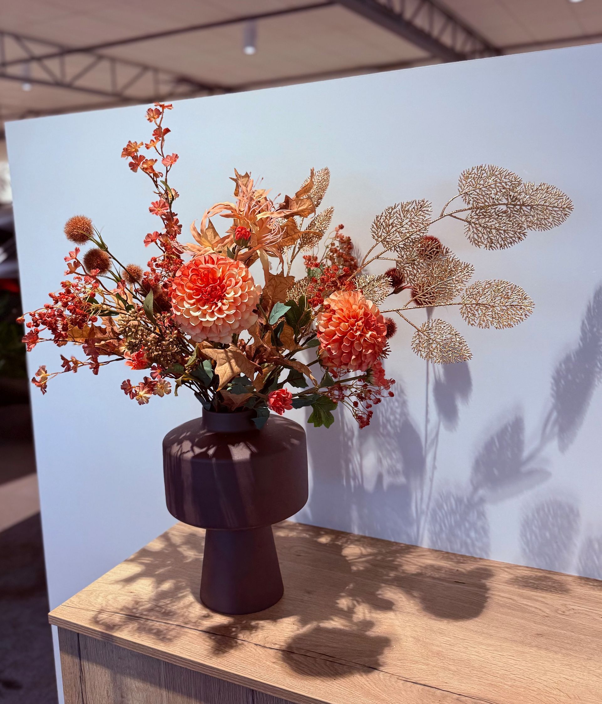 Een prachtig kleurrijk zijden boeket in een mooie vaas door Marlou en bloemen