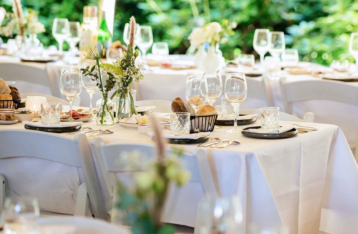 Tafelbekleding van bloemen op bruiloft 