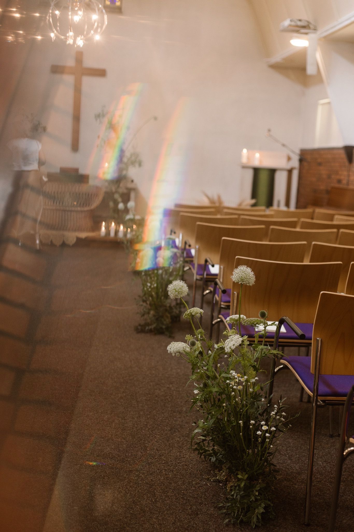 Bloemen op bruiloft langs de stoelen