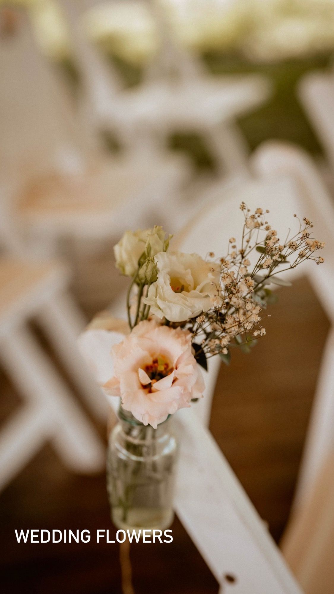 Bruiloftsboeketje aan tafel 