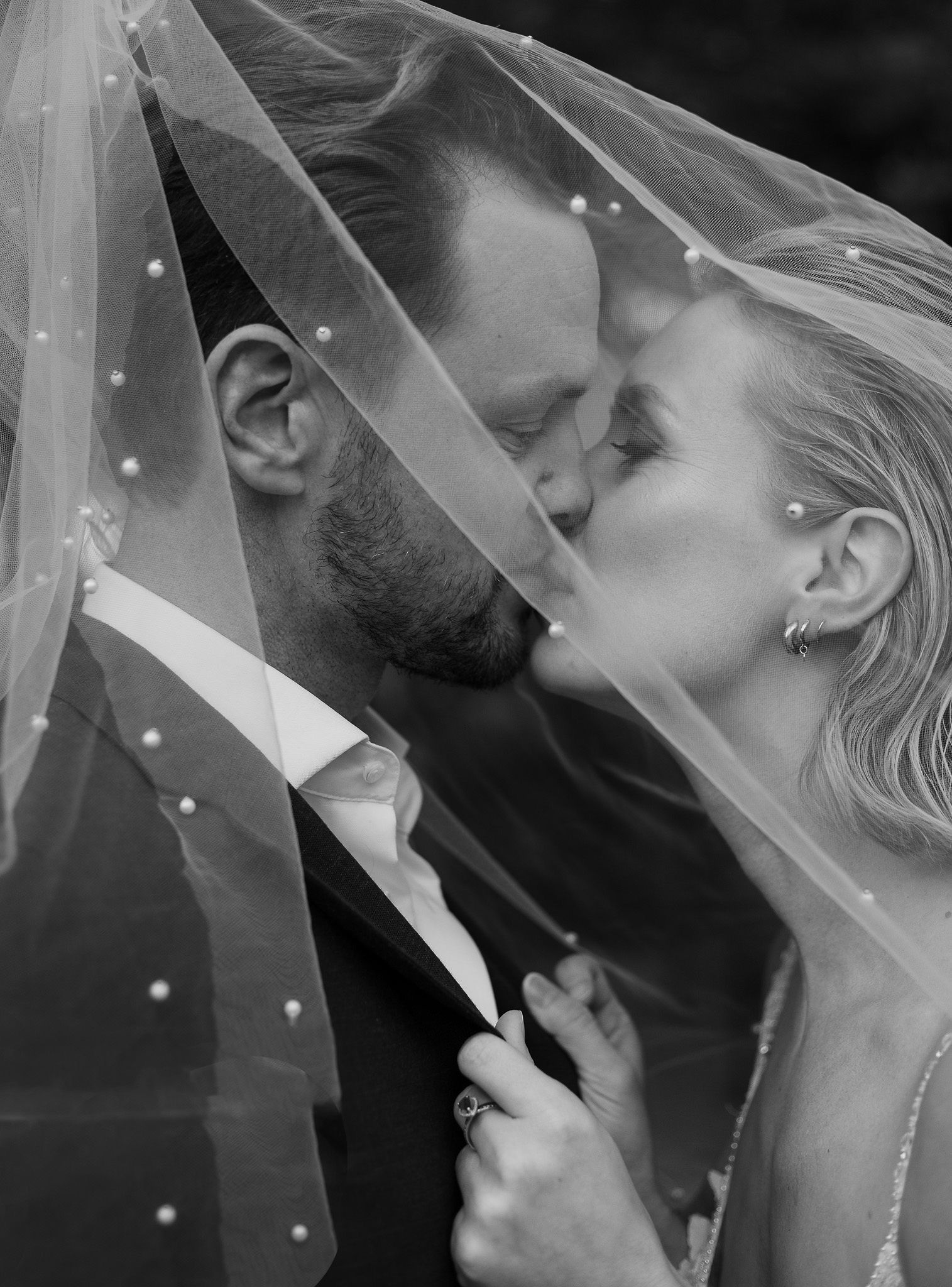 Romantische foto van bruidspaar 