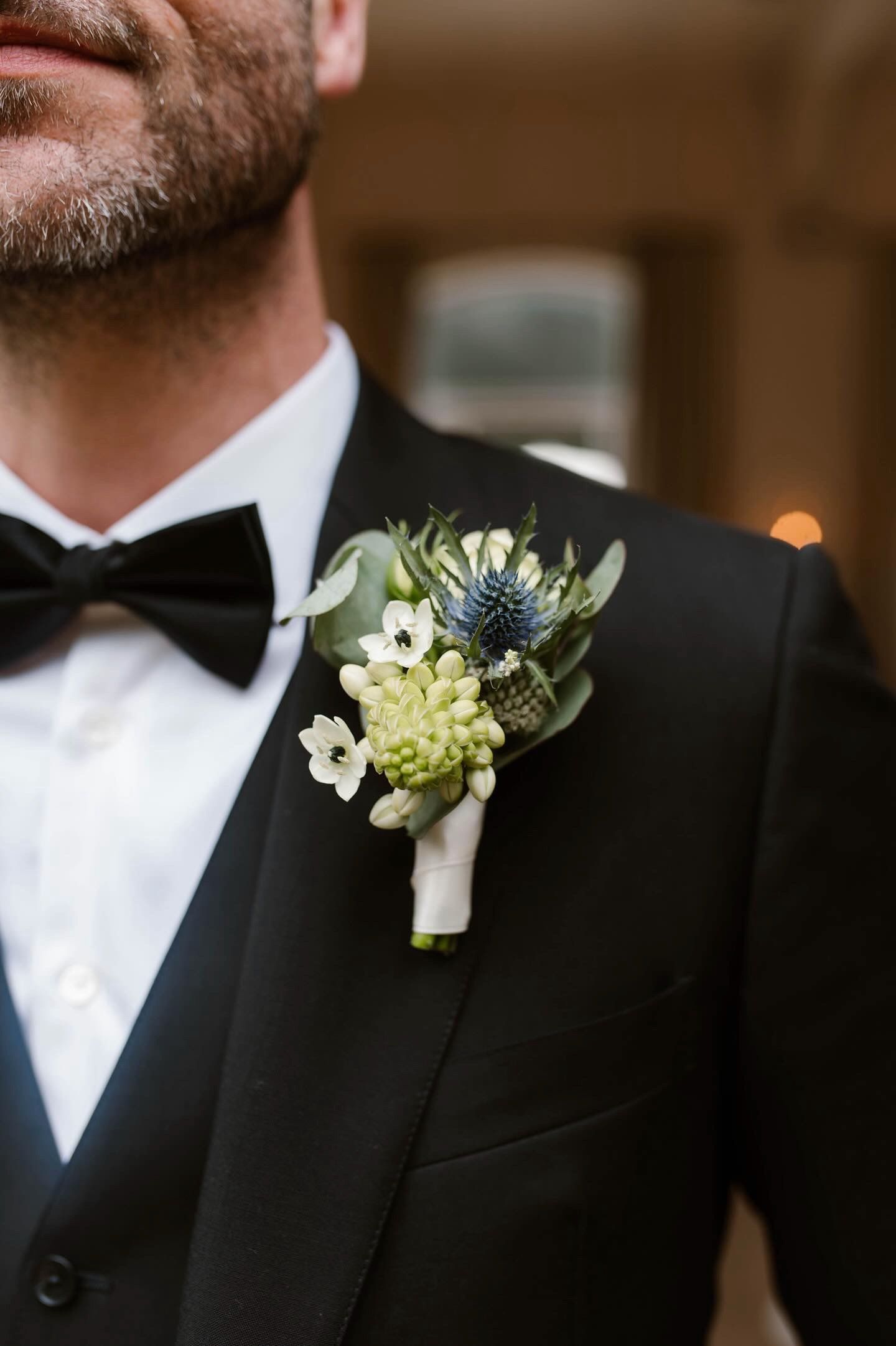 Mooi pochet-corsage van de bruidegom