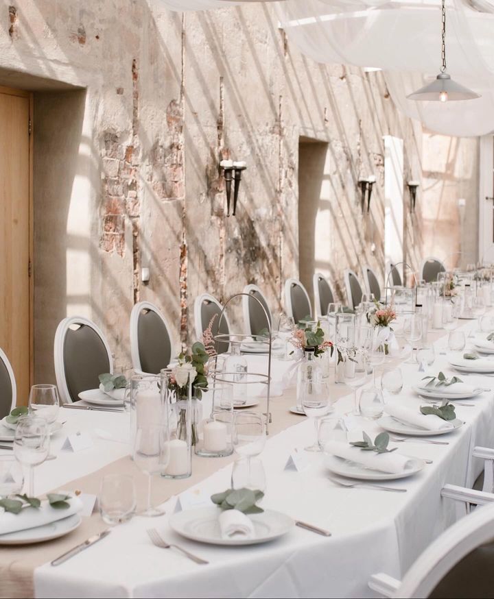 Prachtig gedekte tafel met bloemenstyling van Marlou & Bloemen 