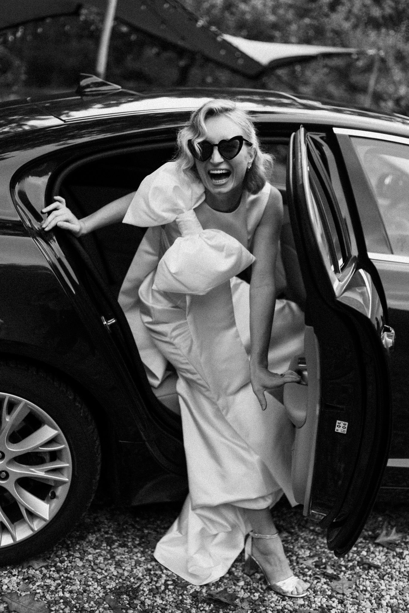 Bruid stapt uit bruidsauto 