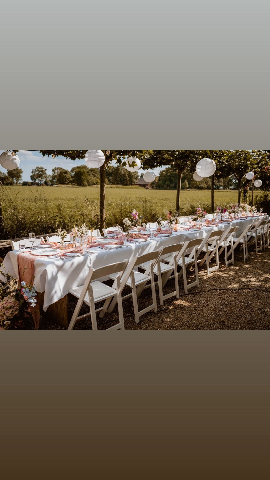 Prachtig gedekte tafel met bloemenstyling van Marlou & Bloemen 