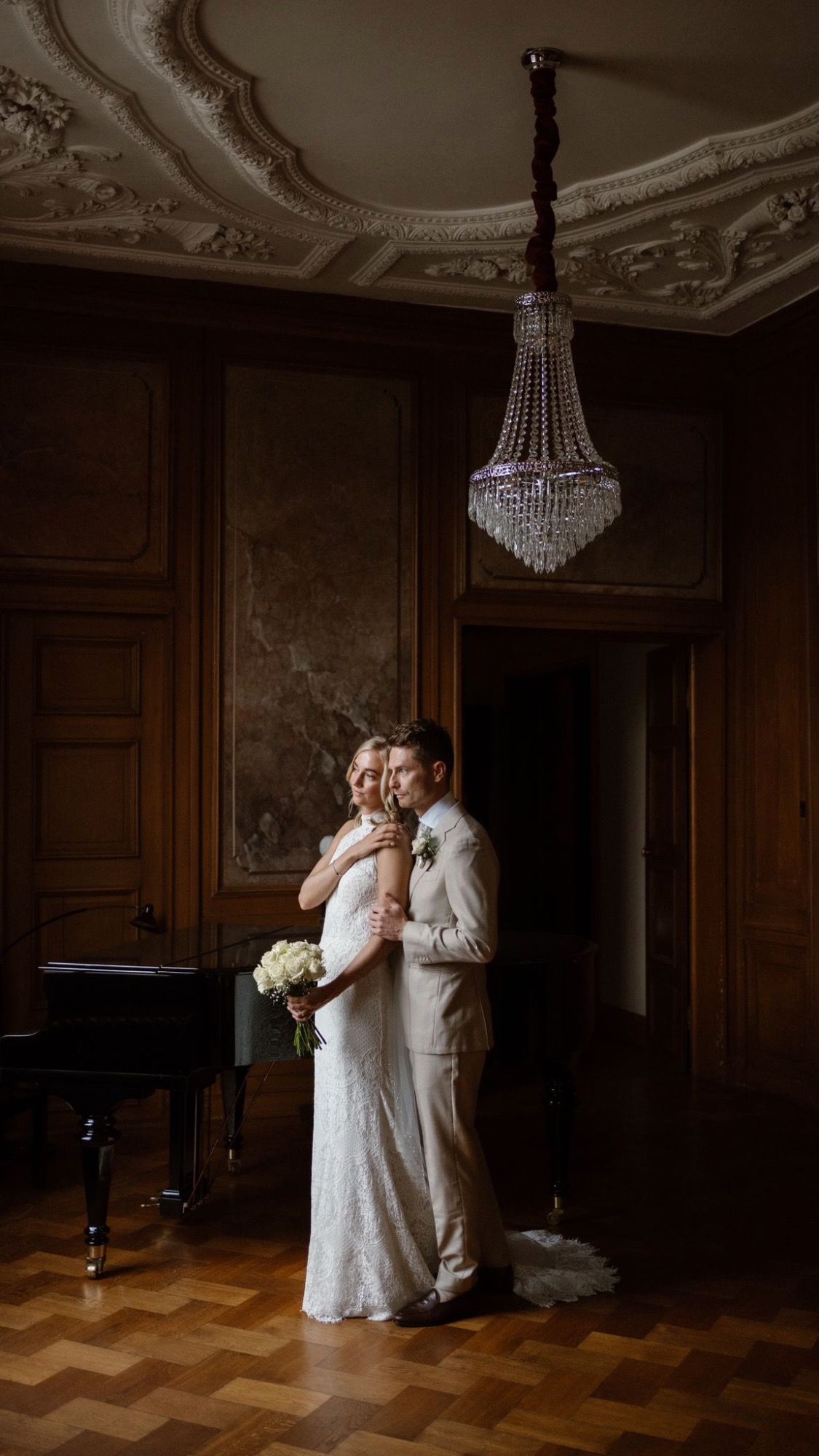 Bruidsboeket met het bruidspaar 