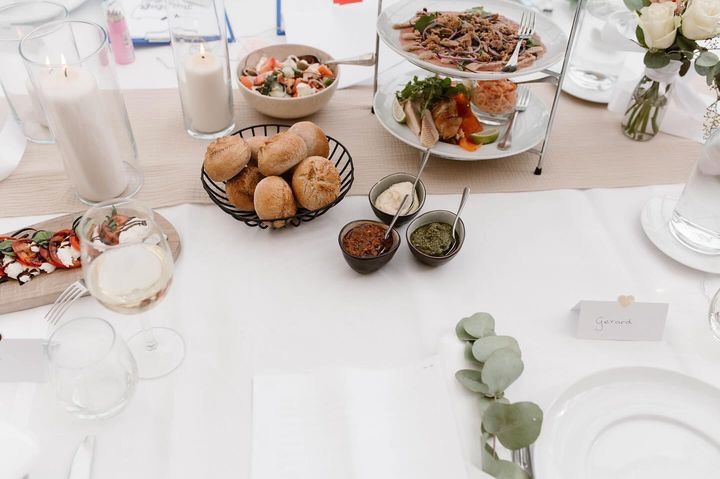 Prachtig gedekte tafel met bloemenstyling van Marlou & Bloemen 