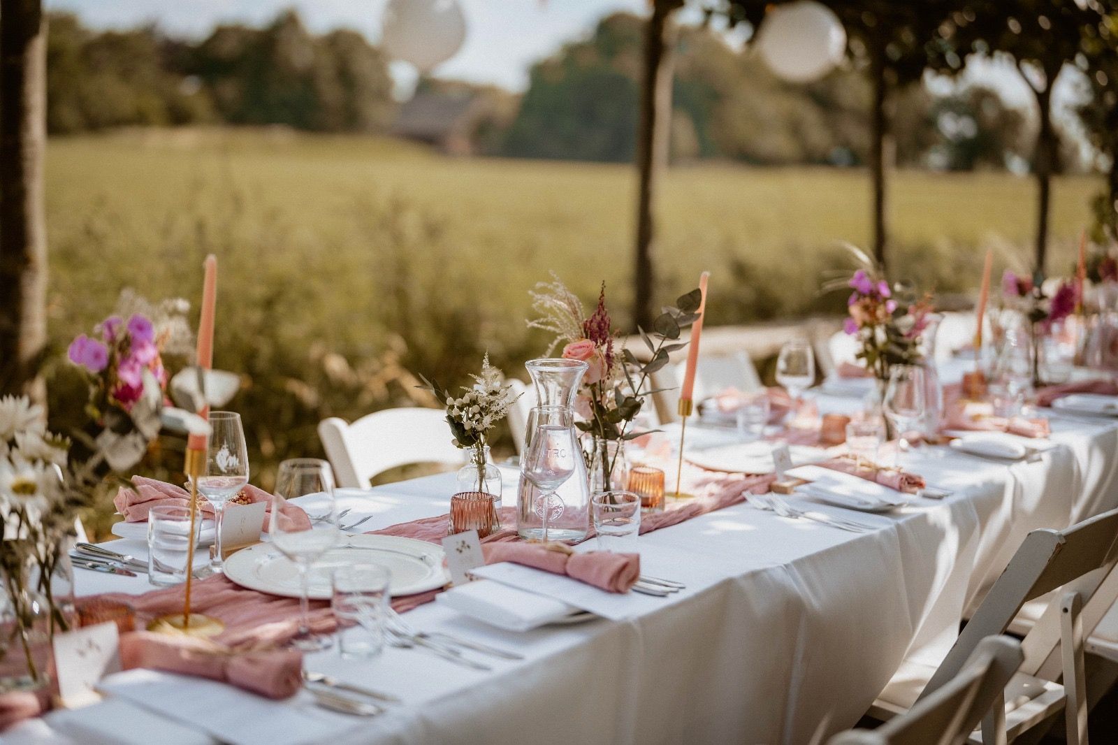 Prachtig gedekte tafel met bloemenstyling van Marlou & Bloemen 