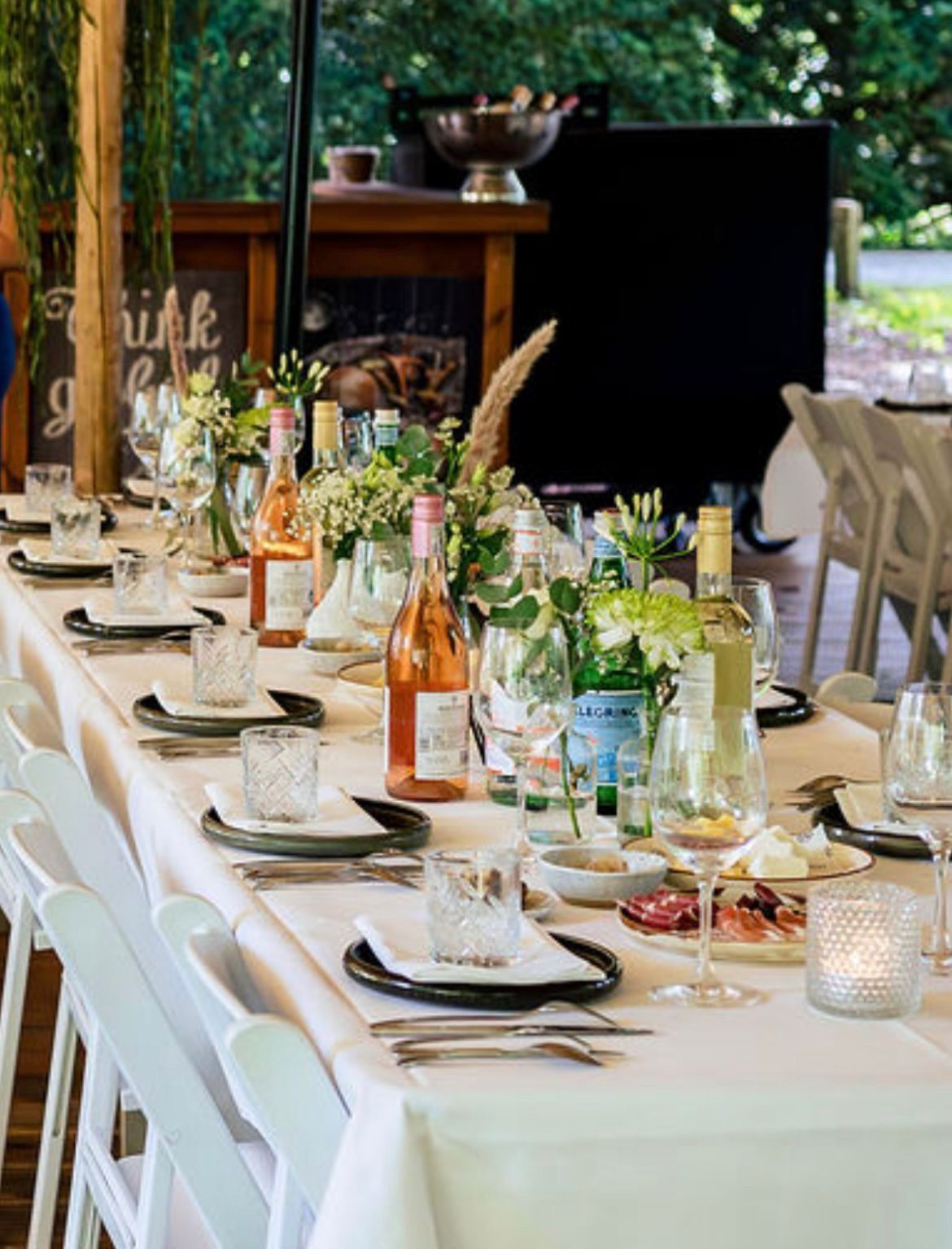 Prachtig gedekte bruidstafel met bloemenstyling van Marlou & Bloemen.