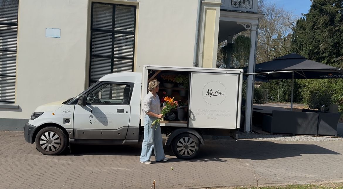 Marlou bij de bloemenbus in Doetinchem 