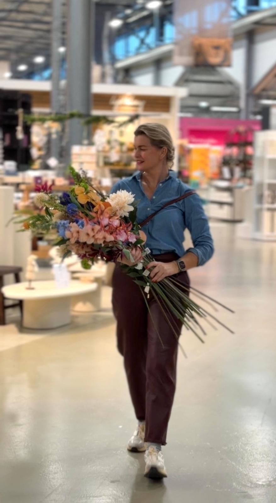 Marlou op inkoop met zijden bloemen