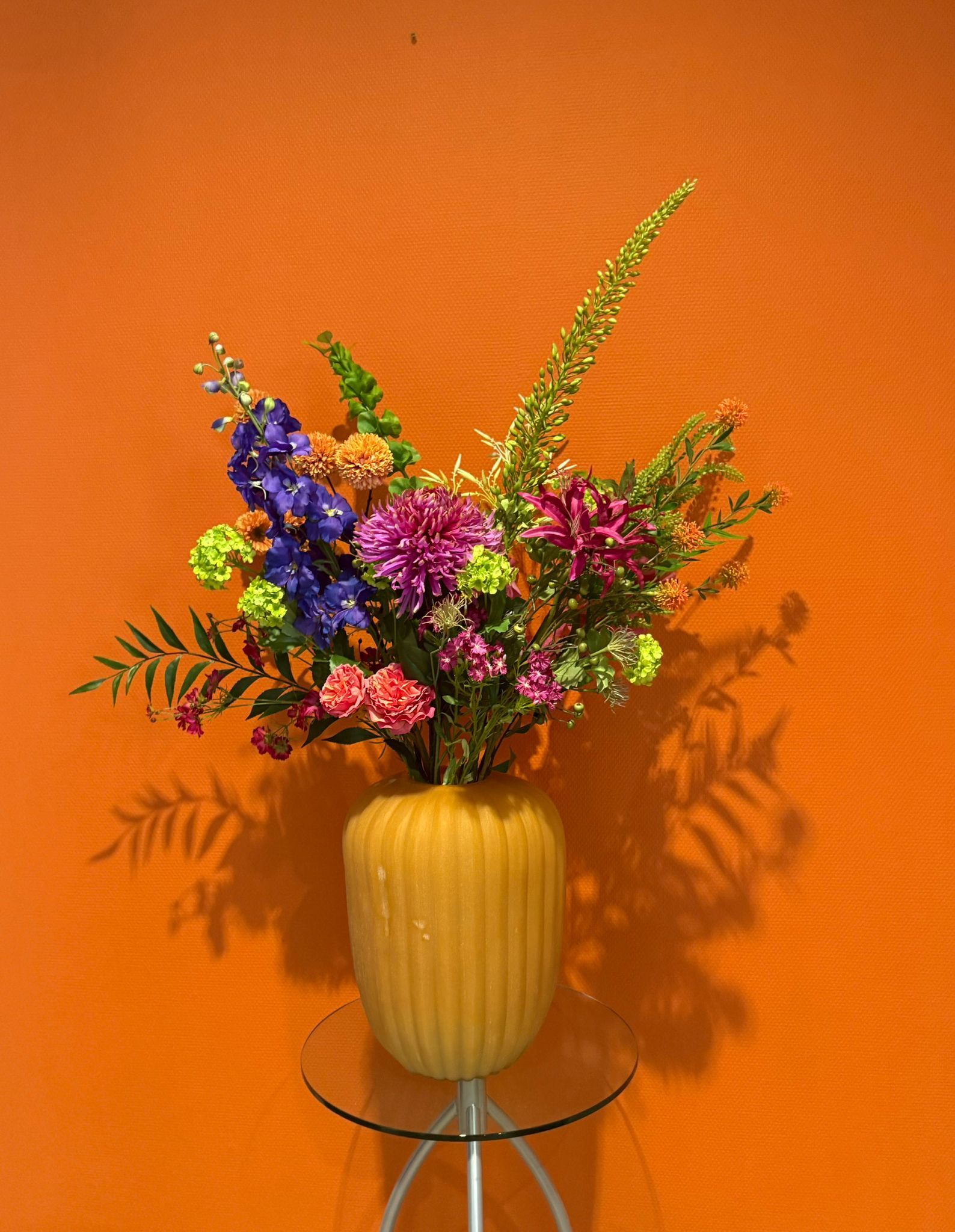 Zijden bloemenboeket in een vaas
