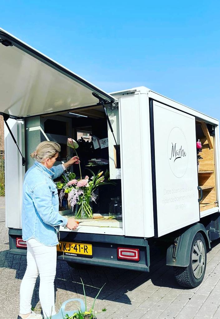 Marlou bij de bloemenbus een vaas aan het schikken met persoonlijk tintje