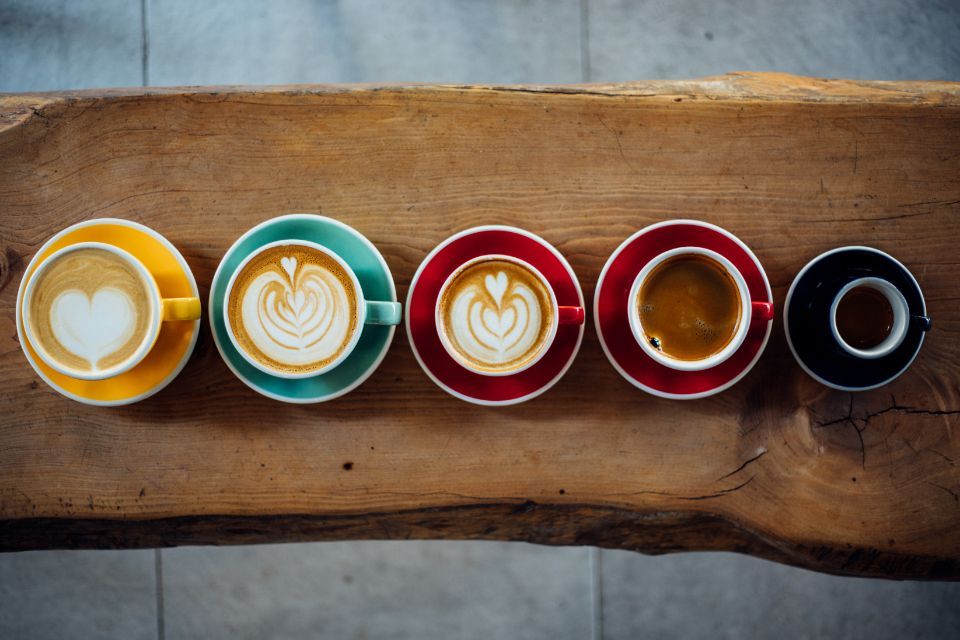 tazzine colorate con caffè macchiato