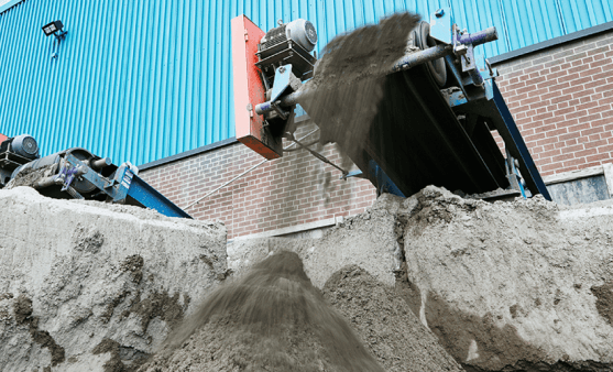 Conveyor belt dumping aggregate
