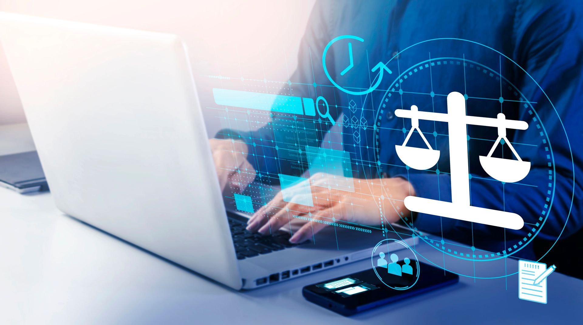 Una persona está escribiendo en una computadora portátil con una balanza de la justicia en la pantalla.