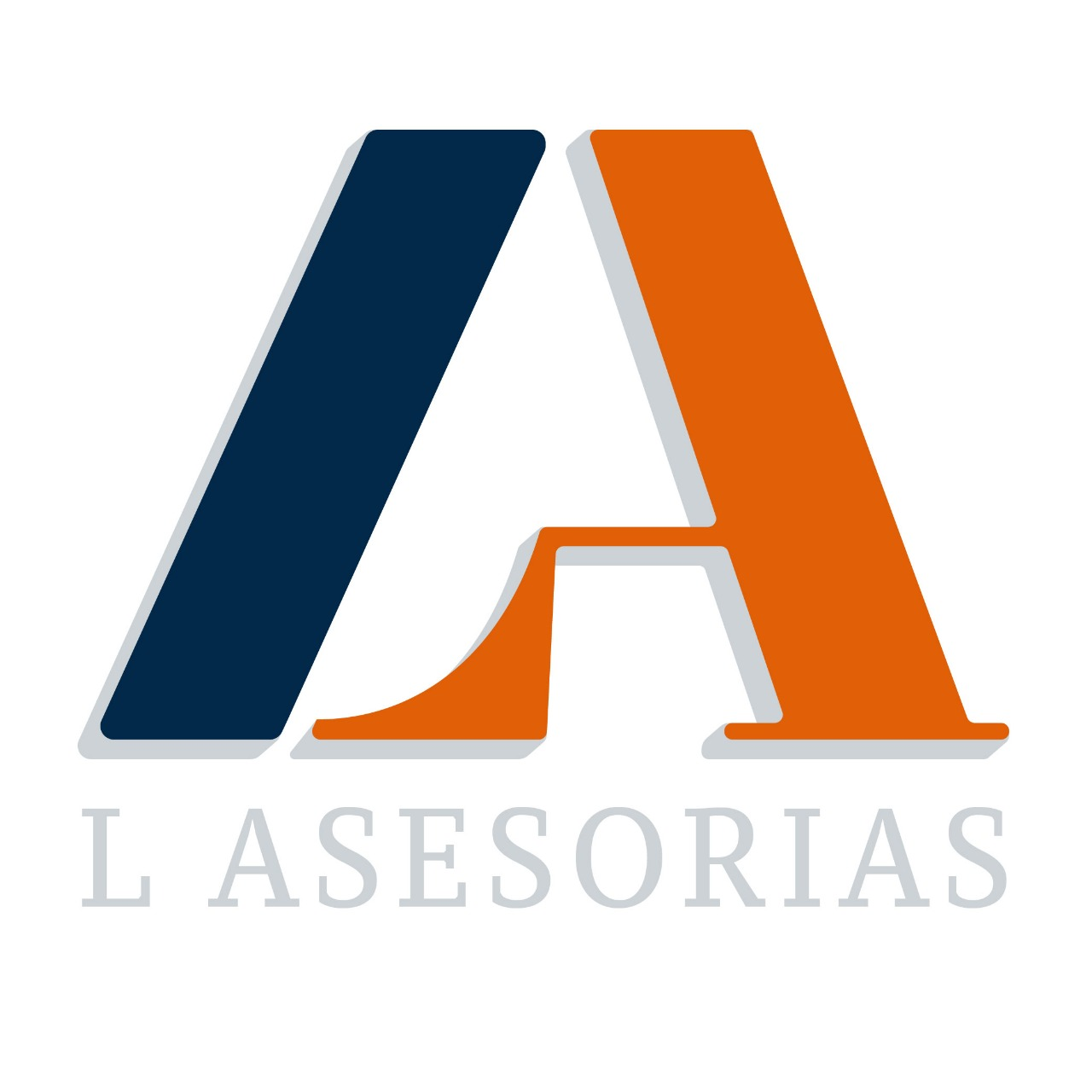 Una letra a azul y naranja con la palabra asesorias debajo.